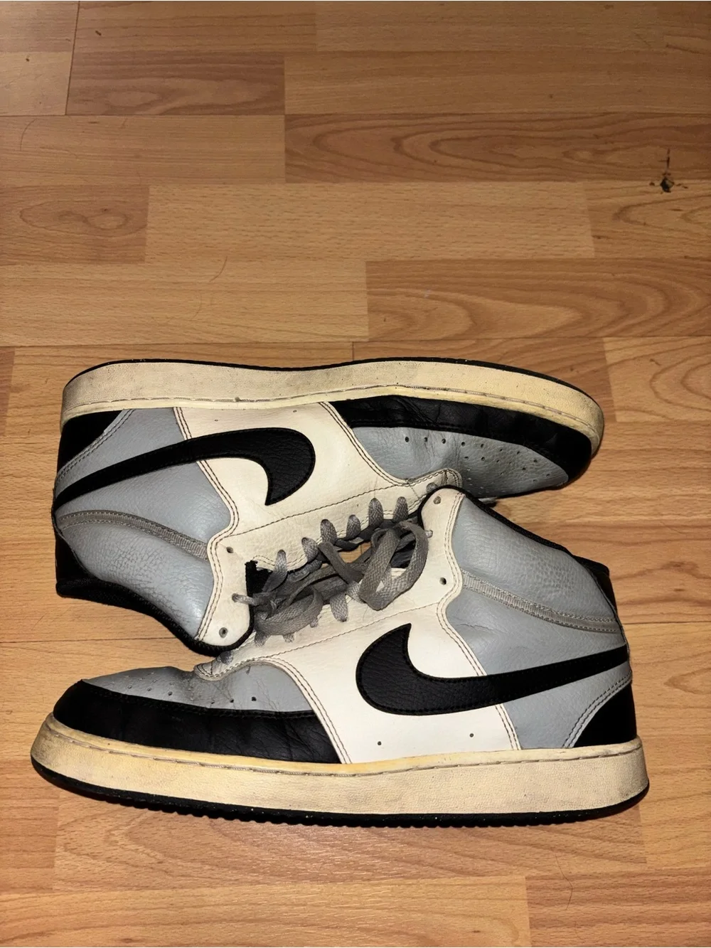 Nike-style Men’s High Top court vision (There is no box just shoes)